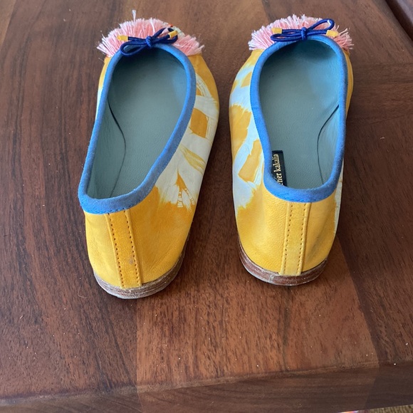 Beautiful trendy ballerina flat with timeless appeal. Size 6. - Picture 4 of 6